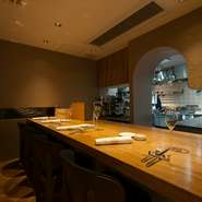 カウンター席も落ち着いたイメージが広がっており、お一人様でも気軽にゆったりと絶品イタリアンが楽しめます。温かい照明のもとで、選りすぐりのイタリアンワインといっしょに味わいましょう。