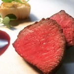 大阪産黒毛和牛なにわ黒牛のロースト　コースのメインディッシュより