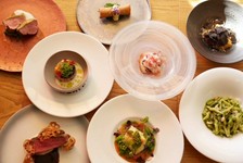 大切な方との特別な日のお食事に。。
その日のシェフの一押し食材を贅沢に使った当店1番人気のコースです。