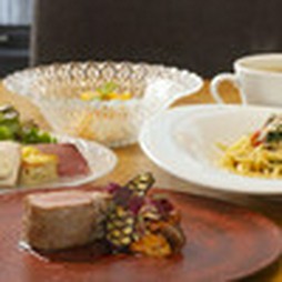 ランチ会食やお昼休憩にお勧めの平日限定のランチプランです。
(1時間程度の提供時間を頂戴いたします。)