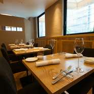 大阪の中心街にありながら、日常からちょっと離れて大人が気軽に集まって楽しめるイタリア料理店です。選りすぐりのイタリア産ワインをかたむけながら、季節の新鮮な食材を使った料理をゆったり味わってください。