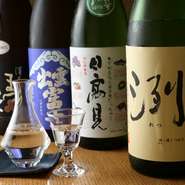 季節に応じた旨い日本酒を常時15種ほど用意。伝統的なつくり手から新世代の人気銘柄まで幅広く取り揃え、冷酒・燗酒とも最適な温度帯で提供。日本酒初心者の方から愛好者まで、誰もが楽しめる一杯が待っています。