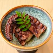 新鮮な蛸をバランスのよい煮汁と合わせ、超やわらかに煮上げた絶品つまみ。コースの最初のほうに登場し、噛むほどに味わい深く、店主選りすぐりの日本酒との相性が抜群です。ボリュームも大満足！
