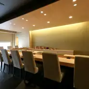 檜のカウンターが印象的な高級感のある設えを施していますが、店内はいたって気楽な雰囲気です。ドレスコードもなく、一人一人が自然体でくつろげるような配慮をされています。