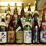 甘口から辛口まで、厳選された全国の日本酒が揃っています。天ぷらやお造りとよく合う地酒を堪能しましょう。日本酒の他にも、鹿児島直送の芋焼酎を始めとしたお酒をリーズナブルに味わえます。