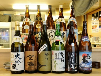 厳選された全国の地酒が揃う