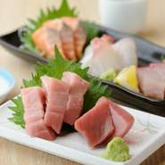 サーモン・白身魚・青魚の3種類を日替わりで楽しめる、お造りの盛り合わせです。旬の味覚をリーズナブルに楽しめます。おすすめの地酒と合わせて、お酒にぴったりな鮮魚を味わいましょう。