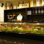 旬の鮮魚をたっぷり盛り付けた『お造り』などを味わう時に欠かせない、上質なお酒。お店では『久保田』などの日本酒を中心に、幅広くラインナップ。料理と相性抜群です。