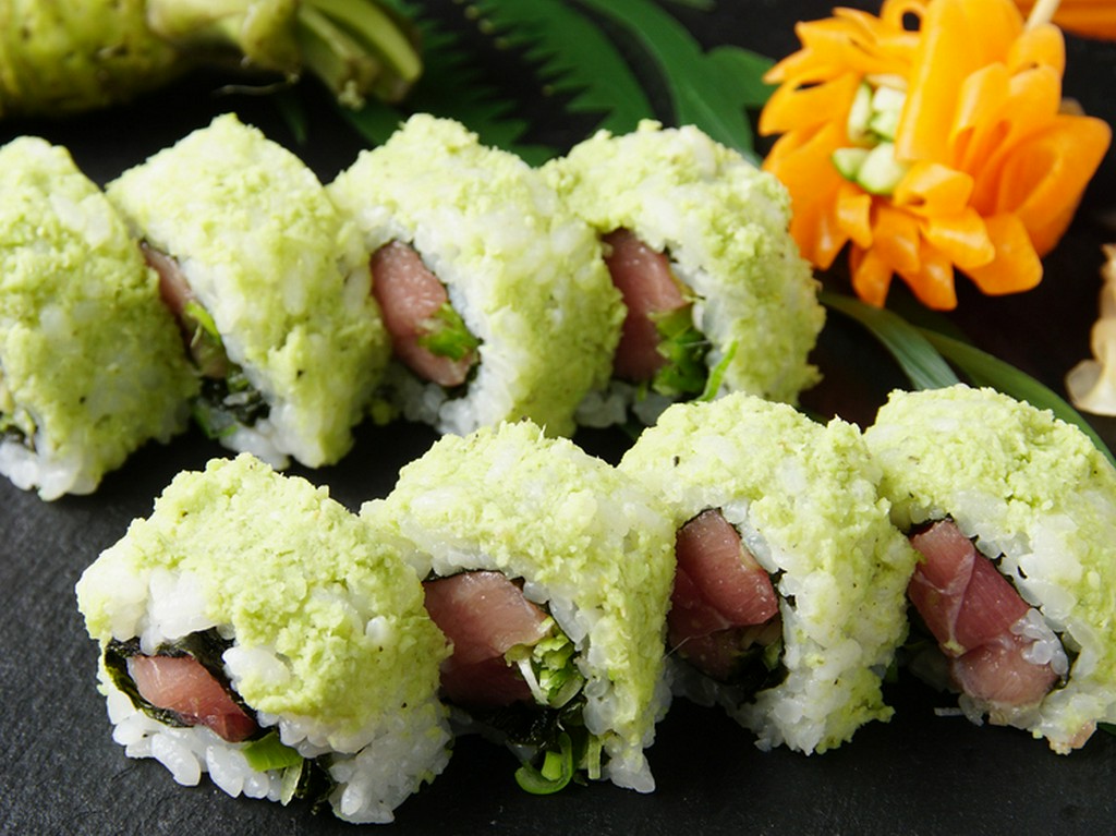 出てきた瞬間、わさびたっぷりの見た目に驚く、インパクトのあるお寿司『わさび巻き』