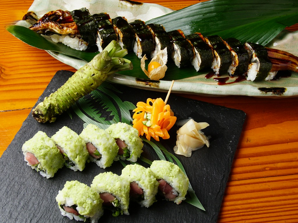 脂ののったうなぎを丸ごと一匹、のりで巻いた贅沢な一品『うなぎのロング巻き』