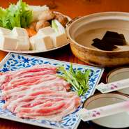 ほっこりとした家庭的な料理は、老若男女問わず、幅広い年齢層に喜ばれる味わい。ビールや焼酎、日本酒など各種お酒がリーズナブルに楽しめるのも、うれしいポイントです。宴会では鍋コースも人気。