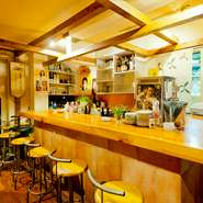 店内には、カウンター席も備えており、ひとりでお酒や料理を楽しみたい人にもぴったり。リラックスした雰囲気なので気兼ねなく過ごせるうえに、時には隣に座った人どうし仲間になって、ワイワイ会話を楽しむことも。