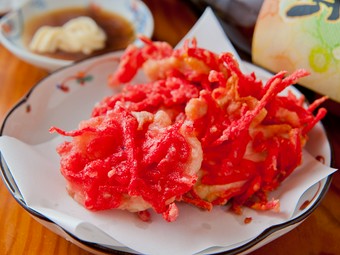 見た目にもインパクトのある赤い天ぷら『鳥天（紅しょうが）』は、お酒との相性◎