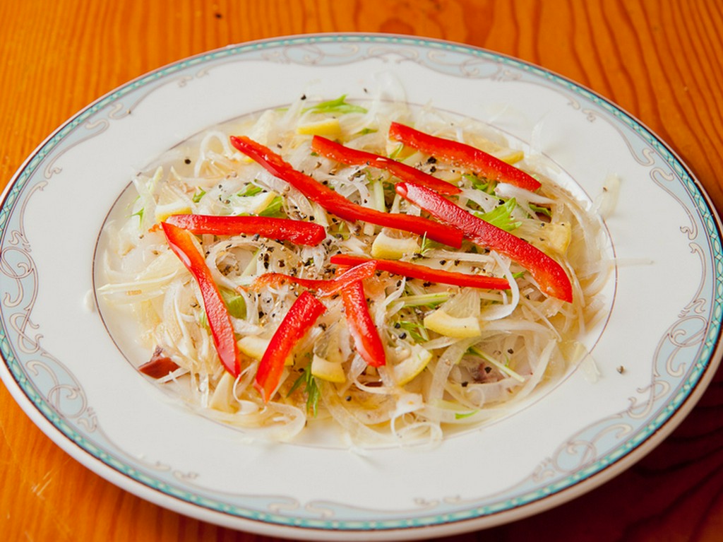 新鮮野菜たっぷり＆レモンが入って爽やかな風味で女性にも人気の『たこのカルパッチョ』