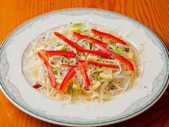 新鮮野菜たっぷり＆レモンが入って爽やかな風味で女性にも人気の『たこのカルパッチョ』