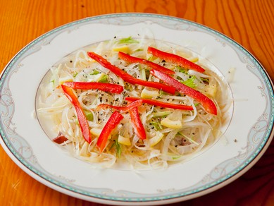 新鮮野菜たっぷり＆レモンが入って爽やかな風味で女性にも人気の『たこのカルパッチョ』