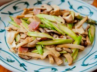 絶妙な食感とうまみたっぷりのヘルシーメニュー『アスパラベーコン木の子炒め』