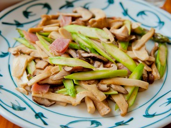 絶妙な食感とうまみたっぷりのヘルシーメニュー『アスパラベーコン木の子炒め』