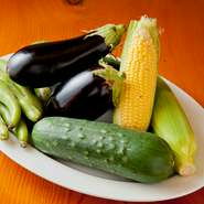 信頼する仕入れ先から、新鮮な旬の野菜を仕入れています。週替わりメニューでは、四季折々の素材を生かした創作料理を提供しています。