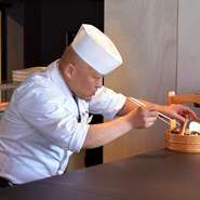 和の道ひと筋の、経験豊かな料理人がゲストのため全身全霊でおもてなし。プライベートな個室も有し、接待・会食といった大切な方をお招きする際にも心強い存在です。