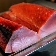 知床・函館・青森・静岡、全国4港から直接送られる鮮魚。珠玉の食材でお客さまをお出迎え。炭焼きやお造りで、シンプルに食材の質の高さを実感させてくれます。