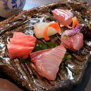 全国4港から直接送られる、今が食べごろの旨い魚。なかでも選りすぐりの5品を贅沢に盛り合わせ。ぜひとも味わいたいひと品です。