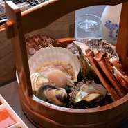 浜直送の貝を炭火で味わう名物・貝焼き。無くなり次第終了なので、食べたい方はスタッフまでご確認を。