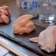 ブランド地鶏「ふくどり」の厳選部位3点を炭焼きで。柔らかな肉質もさることながら、豊かな香りが最大の魅力。シンプルにダイレクトに、ご堪能あれ。
