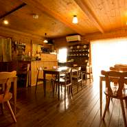 木目調のインテリアでまとめられ、清潔感のある店内。ハイチェアもあり小さな子供連れのファミリーにもぴったりです。ミニハンバーグ付のお子さまランチや、お子さまワッフルセットなどお子様メニューも充実。