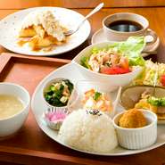 冷たいバニラアイスと、メープルシロップがとろりとかかったミニワッフル付。写真は一例でバンバンジー、かぼちゃコロッケなど、週替わりの身近な家庭料理が少しずつ味わえるプレートランチです。