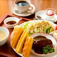 （ハンバーグ、サラダ、ワッフル）スープ、ドリンク、デザート付。