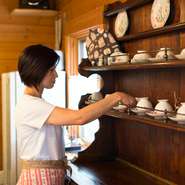 お客様が店内で居心地よく過ごしていただけるよう、お客様の目をきちんと見て接客するよう従業員一同心掛けています。身近な家庭料理のメニューなので、おうちでもつくって食べていただきたいです。
