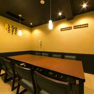 一階には掘りごたつの小上がり席を二部屋、さらに二階にはテーブル席の個室を三部屋設けています。二階は三室が続き部屋になっていますが、仕切りを外せば一室として使うこともできます。				
