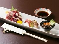 『金木産馬刺四種盛り　（霜降り馬刺、フタエゴ馬刺し、霜降り馬刺しのにぎり寿し、炙りレバー馬刺し）』