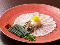 新鮮なふぐは、噛むたびに上品な旨味が溢れ出す『天然虎ふぐ刺』