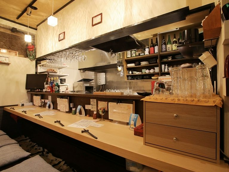 カウンターも掘りごたつ式の座敷席でお一人様の来店でも心地よい