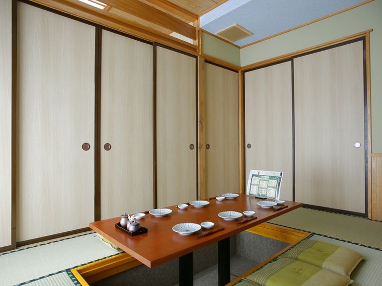 掘りごたつ式の個室やカウンターなど、さまざまな席で楽しんで