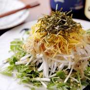 細切りにした大根に、たっぷりの卵や刻み海苔を合わせて食す『一球サラダ』。お店オリジナルの味付けが既に付いており、ドレッシングをかけなくても美味しくいただけます。