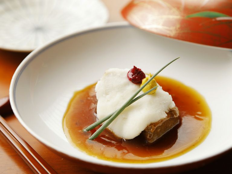 豚の角煮にマッシュポテトを合わせ、さっぱりといただける『魂の一球煮』