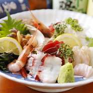 季節によって変わる旬の魚が楽しめる『お造り盛合わせ』。その時期で1番おいしい海の幸が味わえる逸品です。お酒のお供にいかがでしょう。
6種 各3切