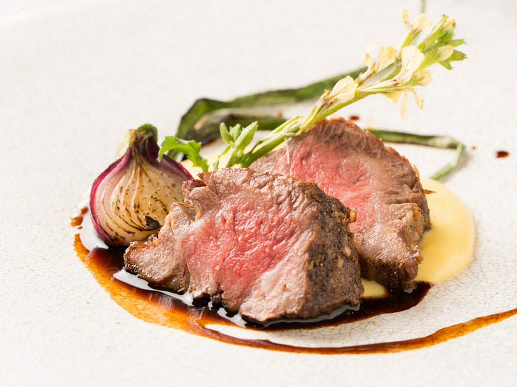 とろける旨さ《島根県出雲産かつべ牛”飛び級”入荷！》３種の胡椒で！