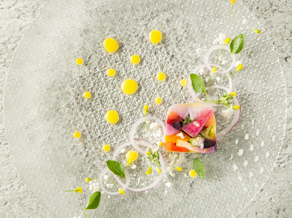 サラダを食べているような感覚になる『15種類の有機野菜テリーヌ・プレッセ　蜂蜜とサフランのソース』