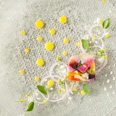 サラダを食べているような感覚になる『15種類の有機野菜テリーヌ・プレッセ　蜂蜜とサフランのソース』