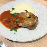 ※鶏もも肉のステーキ（ディアボラ）のトマトソース　パルミジャーノリゾット添え※

サラダ、自家製パン、ドリンク付き