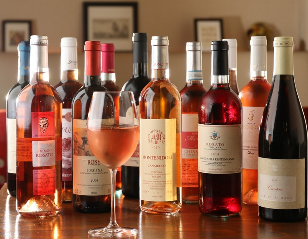 店内保管のワインは約400本。ロゼワインも25種と豊富に取り揃え