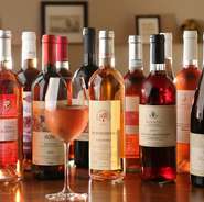 イタリア料理と共に店主が魅せられたイタリア産ワイン。おすすめの「Rosato　ロゼワイン」は、しっかりとした味わいながら、ものすごく繊細でミネラル感たっぷりの飲みやすいワインです。美しい色味にもうっとり。