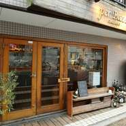 木の質感あふれるお洒落で寛げるお店です。ガラスの扉などには、イタリアから訪れたワイナリーの方のサインなどもあり、料理の美味しさだけでなく、人との繋がりを大切にする、温かな店主の人柄にも魅了されるはず。