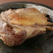 “塊で焼いた肉は、最高の味わい”と語る権田オーナーシェフ。注文を受けてから、まず塊肉を常温に戻し、焼くと言うより温めるかのようにじっくりと火入れします。時間も手間もかかった、たまらない美味しさです。