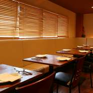 美しい木目のフローリングの床に、アイボリーのベンチシートや、木の質感のあるテーブルや椅子。上品な雰囲気でありながら、肩肘張らずに寛げるので、デートなどの大切なシーンにピッタリです。