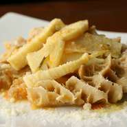 5、6時間かけ丁寧に仕込む『トリッパ』。20年以上修業を重ねたシェフが、自分が一番美味しいと思える調理法をうみだしました。その美味しさは“目をつぶって食べてもPer　Baccoのトリッパだとわかる”と言われる程。